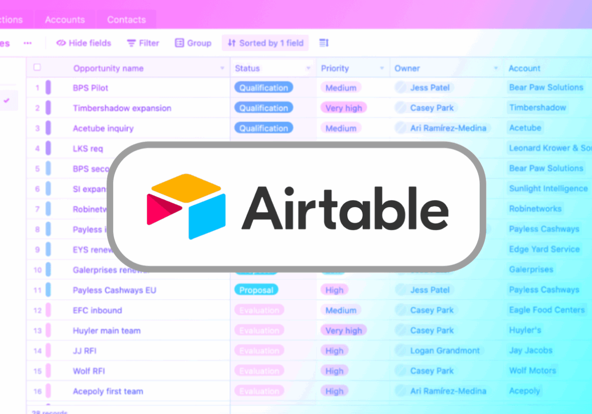Vista de una base de datos de Airtable con sus columnas y etiquetas de colores